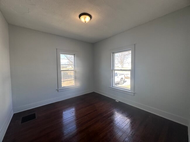 Building Photo - 911 Main-W