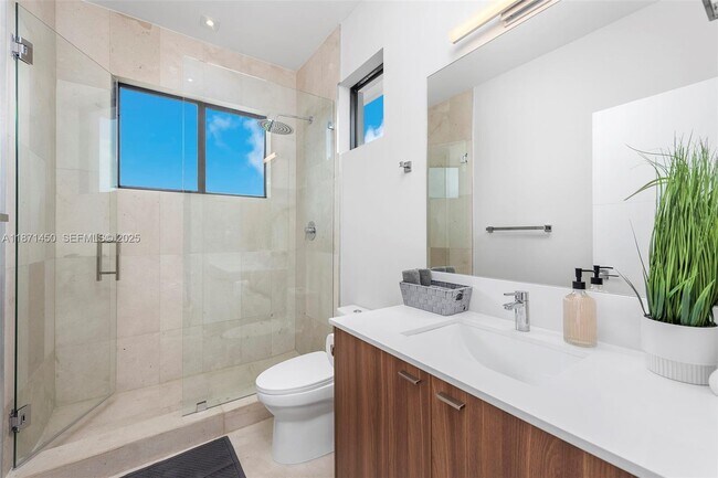 Building Photo - 850 Washington St