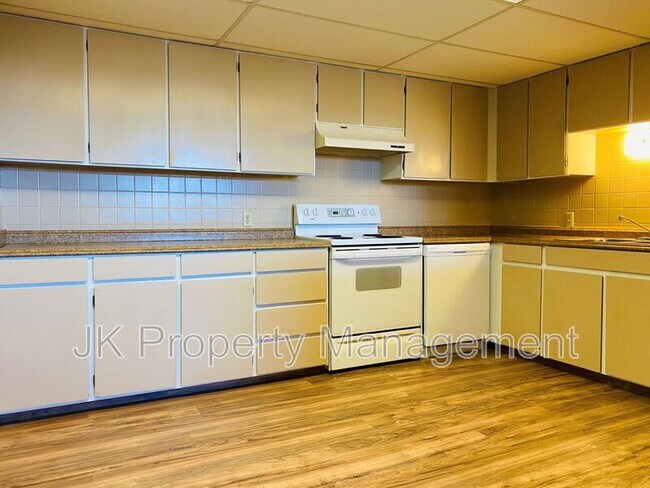 Building Photo - 1401-142B 2b St S