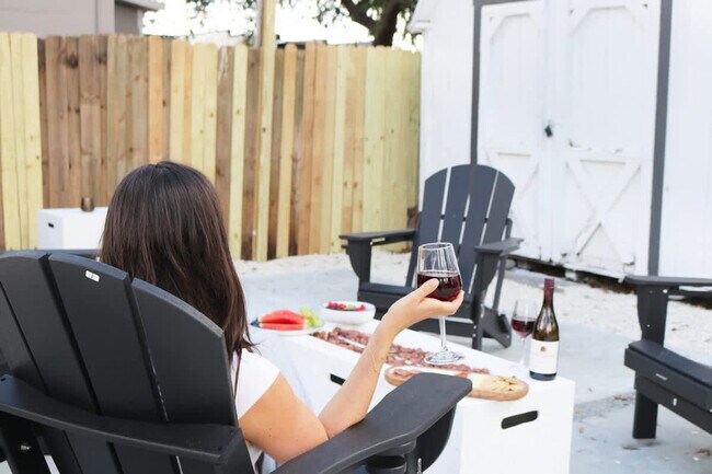 Building Photo - 102 W Emma St