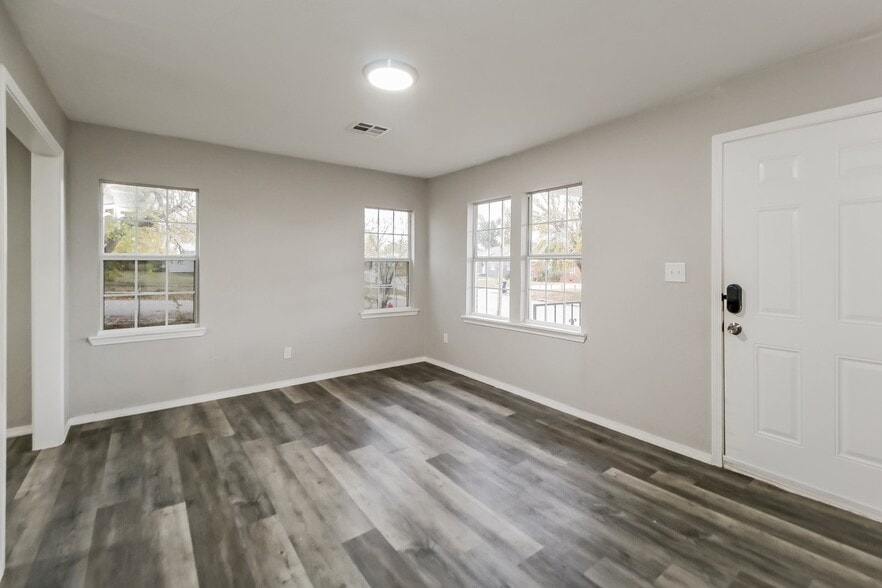 Building Photo - 2017 Miramar Blvd