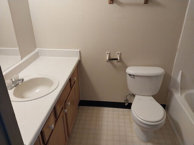 Building Photo - 2 bedroom 1 bathroom upstairs apartment - Granvue Apartments,