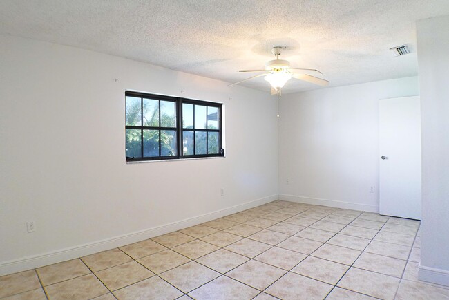 Building Photo - Cozy 2 beds 1 bath apartment in Fort Myers