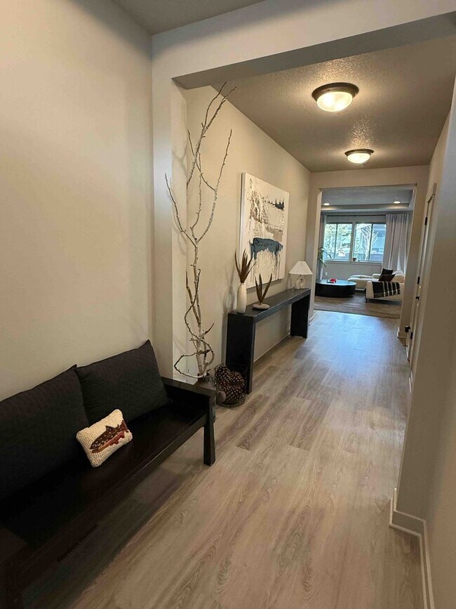 Building Photo - Immaculate 3-Bedroom Home with Open Layout in Crescent Creek