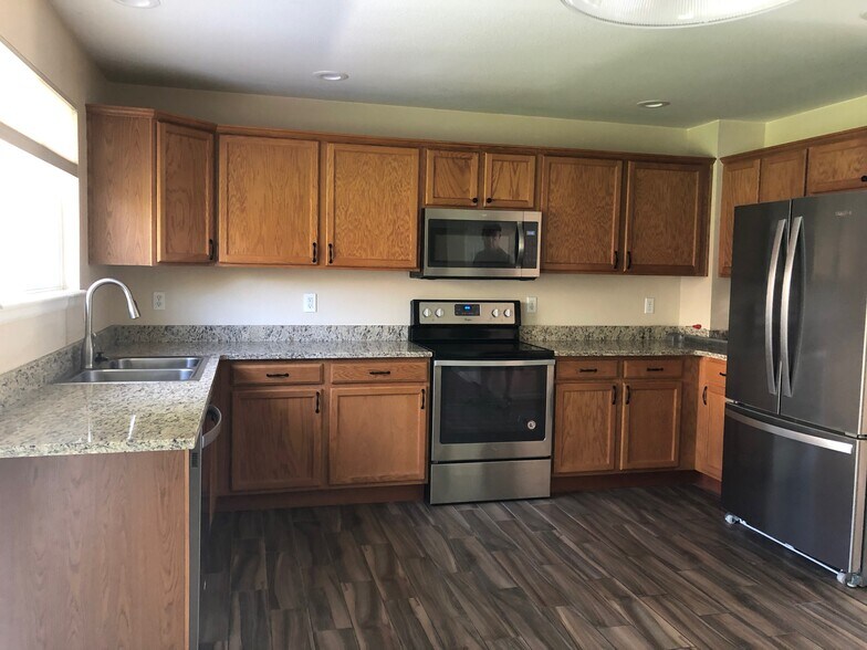 Granite & stainless kitchen - 3131 Goldeneye Pl