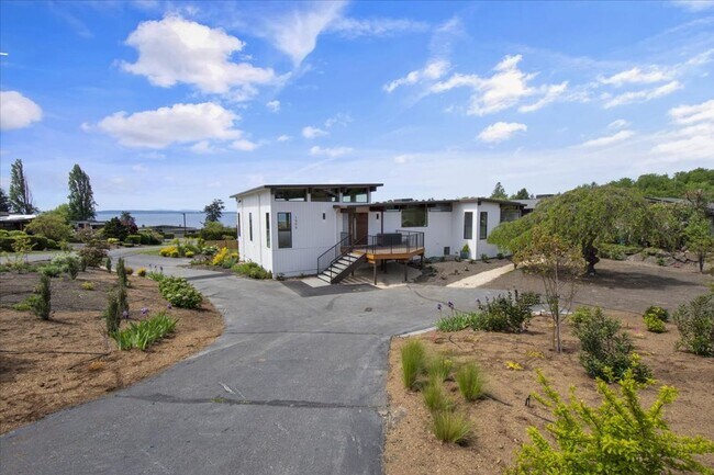 Building Photo - 4Bd/3.25Ba Shoreline House