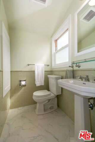 Building Photo - 284 1/2 Granada Ave