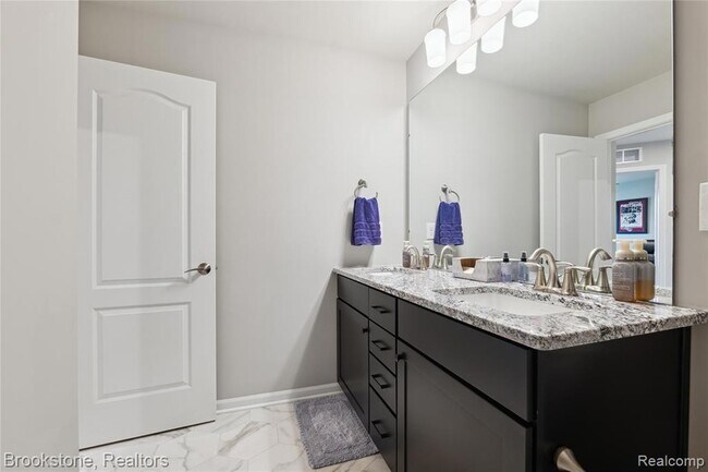 Building Photo - 765 Hummingbird Dr