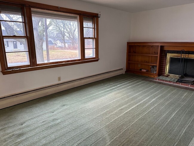 Building Photo - 3 Bedroom 1 Bath Bungalow-Style Ranch