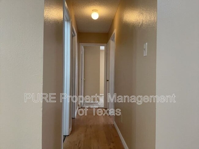 Building Photo - 2028 Redwing Way