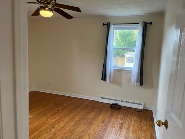 Building Photo - 3 bedroom 2 bath house Rent  -----------Linwood  $2500