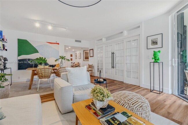 Building Photo - 520 Brickell Key Dr