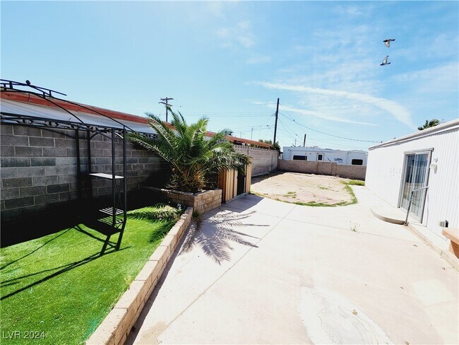 Building Photo - 6135 Carlsbad Ave
