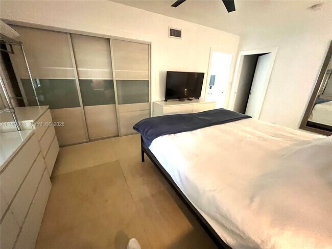 Building Photo - 10190 Collins Ave