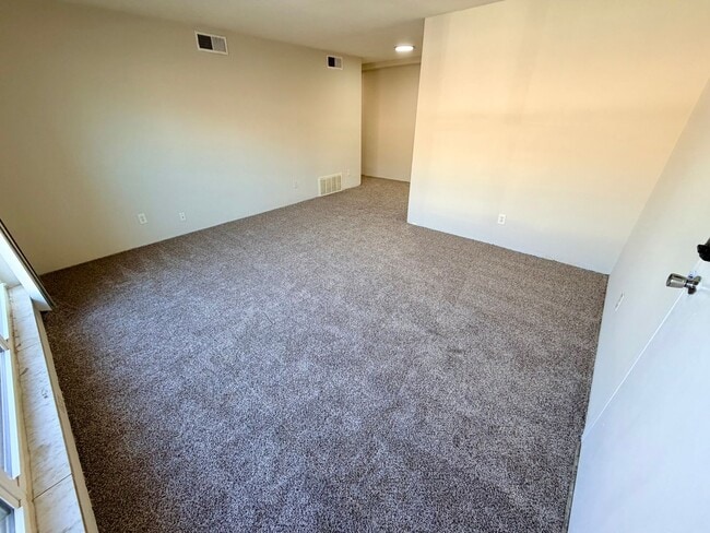 Building Photo - 1556 Alexandria Dr