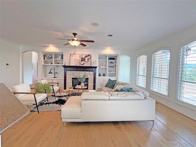 Building Photo - 9604 Big View Dr