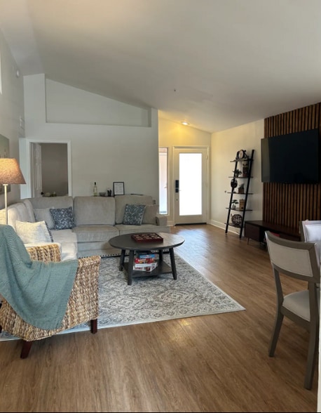 Building Photo - 8845 E Sunnyside Dr