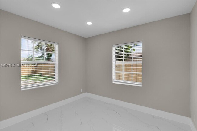 Building Photo - 1660 W 26th St