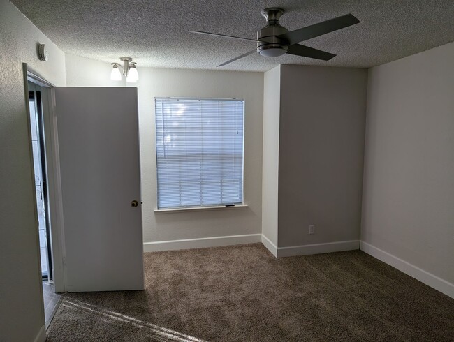 Building Photo - Spacious condo with modern updates located...