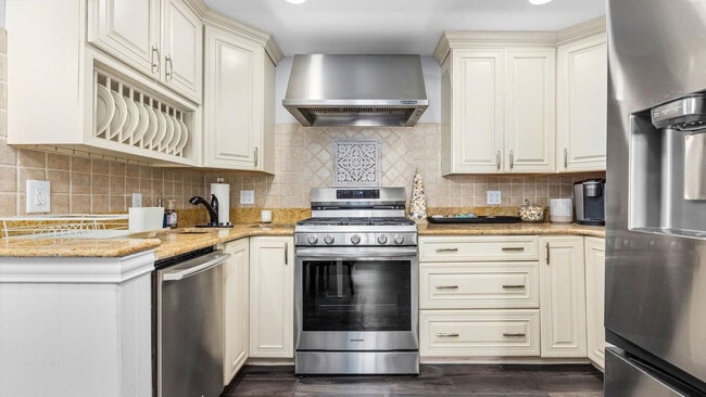 Building Photo - 816 St James Pl