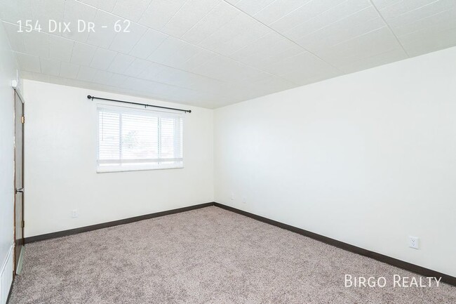 Building Photo - LOOK & LEASE SPECIAL - Modern Comfort: 1 B...