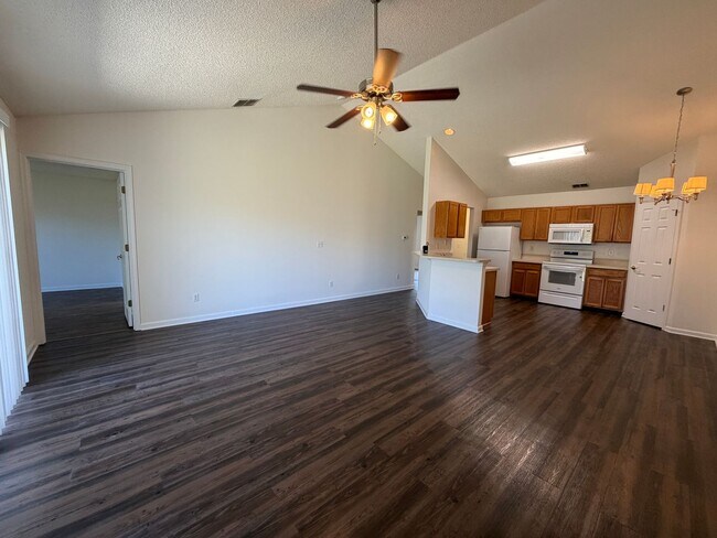Building Photo - Comfort, Convenience & a Fresh Start in Palm Coast!