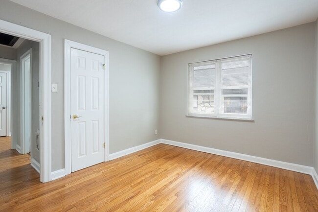 Building Photo - Charming 3 Bedroom 2 Bathroom Home