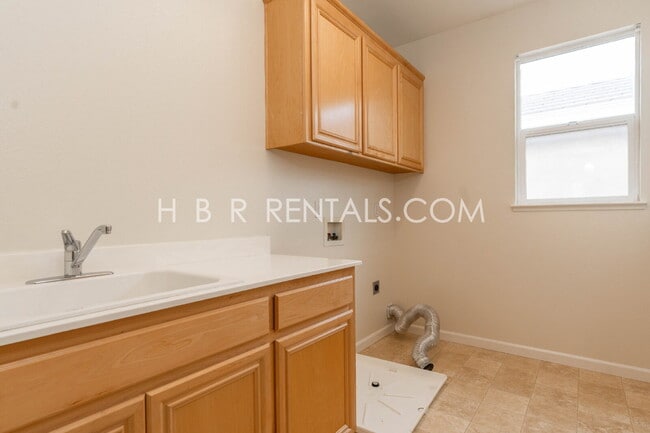 Building Photo - Spacious 4-Bedroom Gem on Glenhaven Drive – Your Perfect Tracy Retreat!