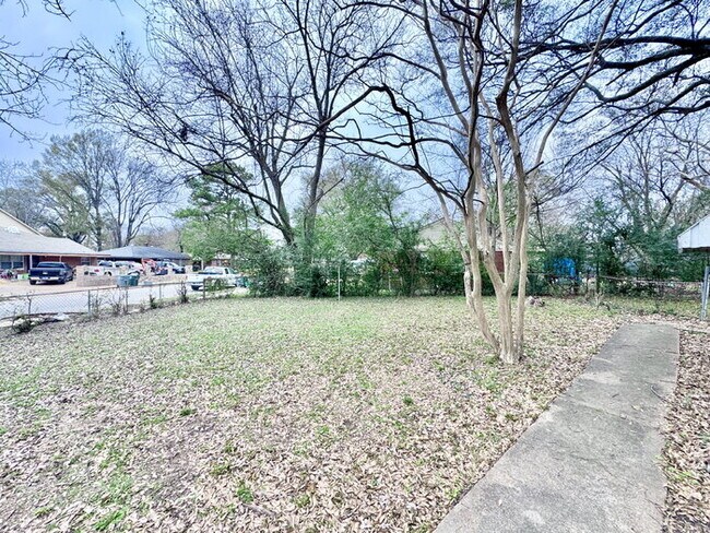 Building Photo - 4130 Pikes Peak Ave