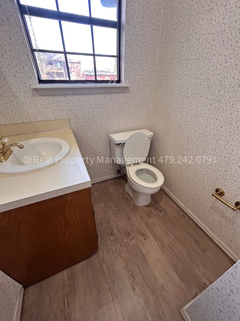 Building Photo - 106 Oak St