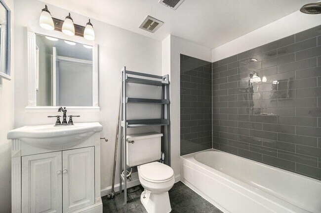 Building Photo - 1325 S Maple Rd