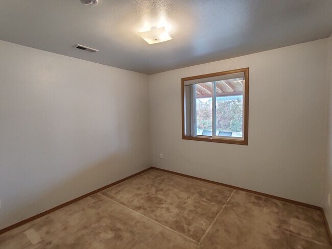 Building Photo - West Pasco Location close to Rd 100 interc...