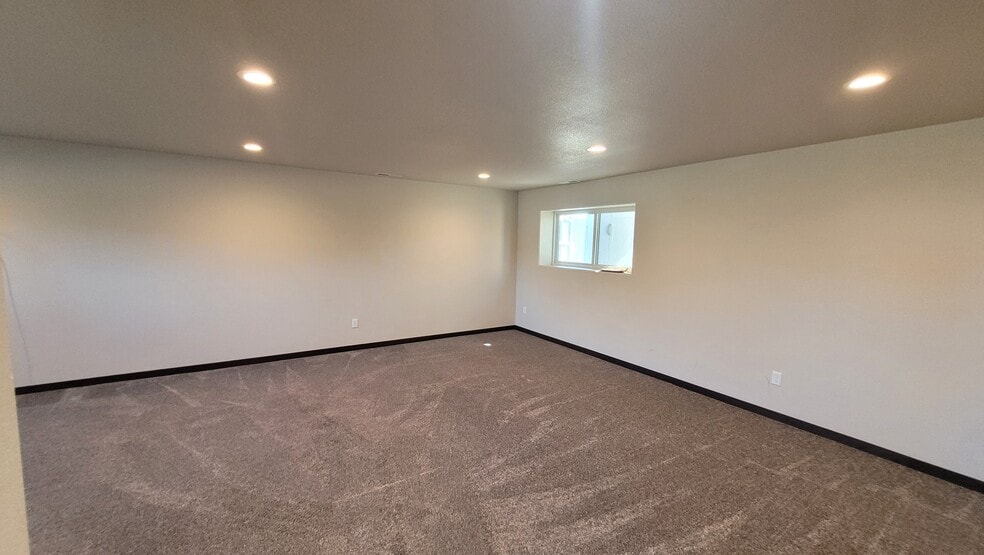 Building Photo - 541 Mace Dr