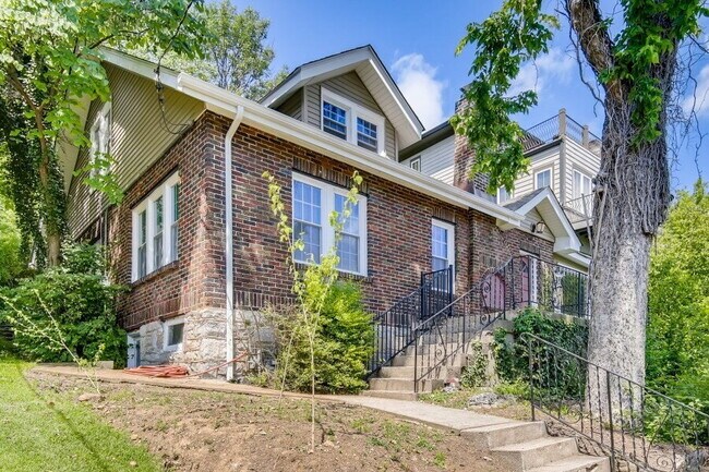 Primary Photo - Charming Brick Cottage near Vanderbilt