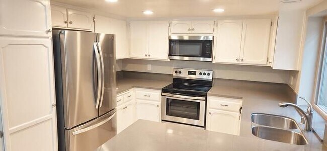 Building Photo - 6863 Alderwood Dr