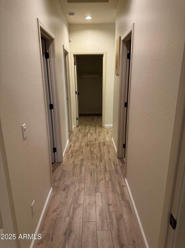 Building Photo - 4022 E Cherry Hills Dr