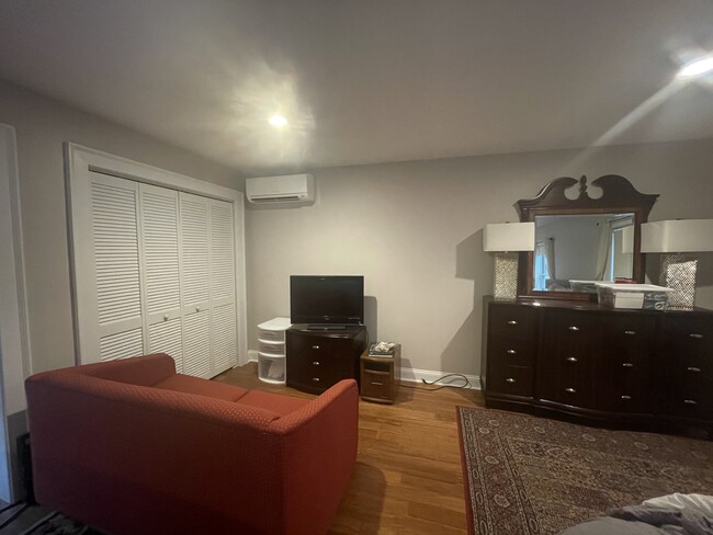 Living area with sofa bed - 917 Piedmont Ave NE