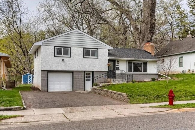 Primary Photo - 1825 41st Ave NE