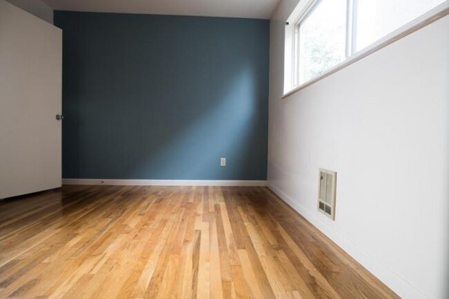 Building Photo - 1 bedroom in Seattle WA 98105