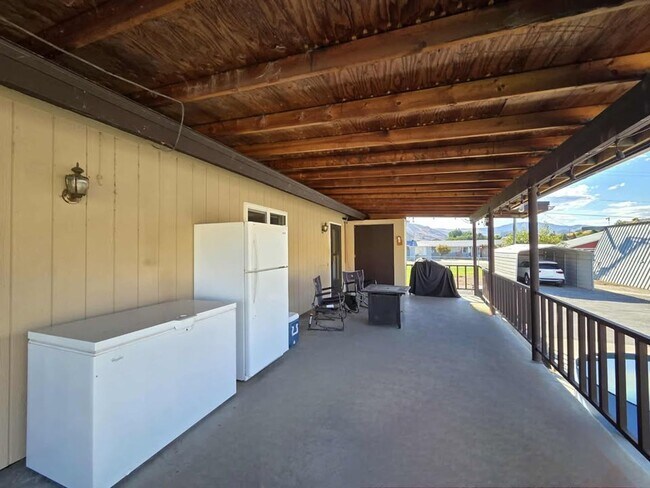 Building Photo - Large 3 Bedroom, 2.5 Bath on Beautiful, HU...