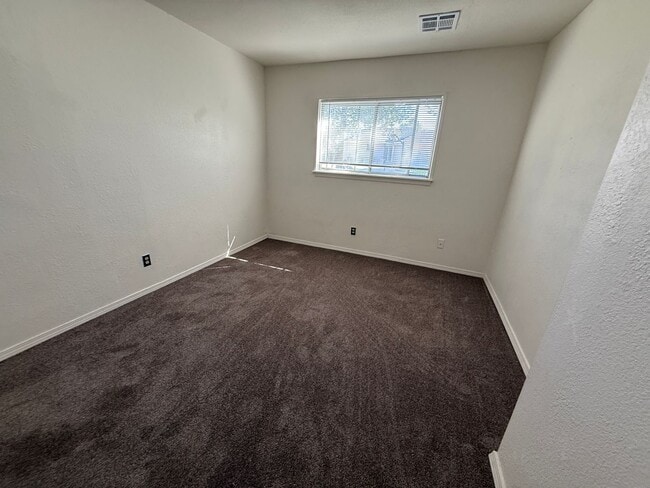 Building Photo - Three bedroom duplex with vinyl flooring. ...