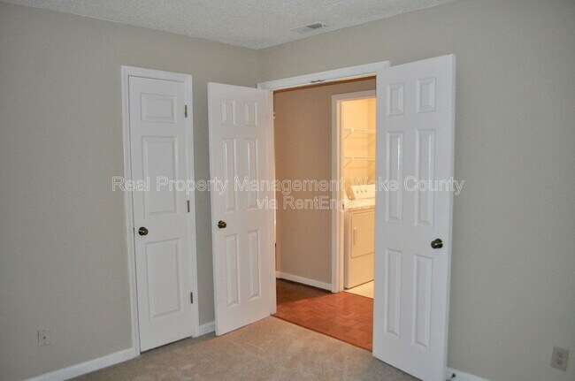 Building Photo - 700 Bishops Park Dr