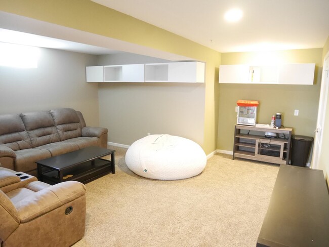 Building Photo - Stunning 5-Bedroom, 3.5-Bathroom Fully Furnished Home for Rent