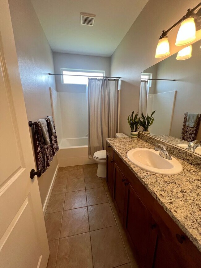 Building Photo - Modern 3 Bedroom Home