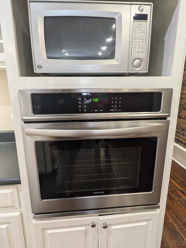 Building Photo - Cute Upstairs Down Town Apartment!