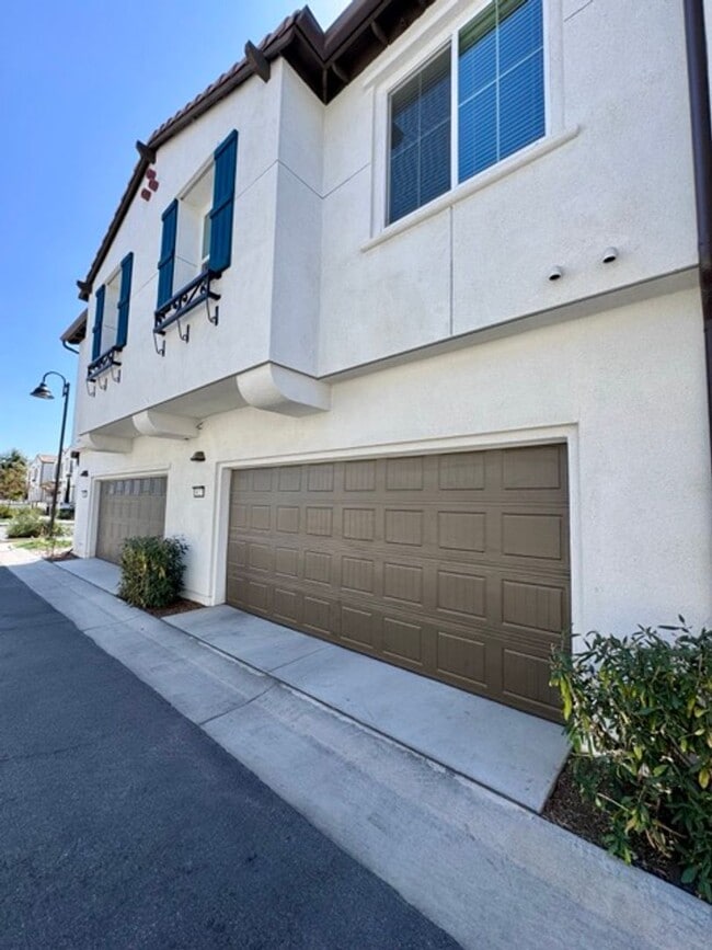 Building Photo - Spacious 3 Bedroom, 2.5 Bathroom Townhome ...