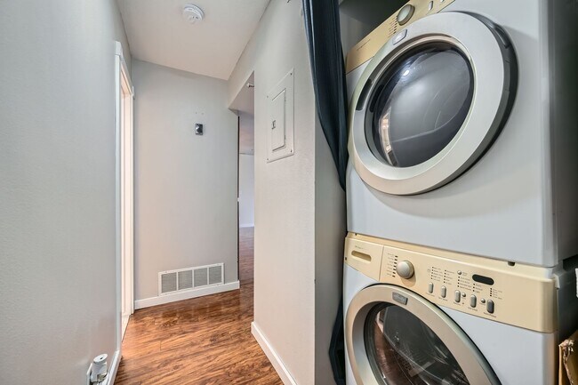 Building Photo - Main level Two Bedroom in Cheyenne Mountai...