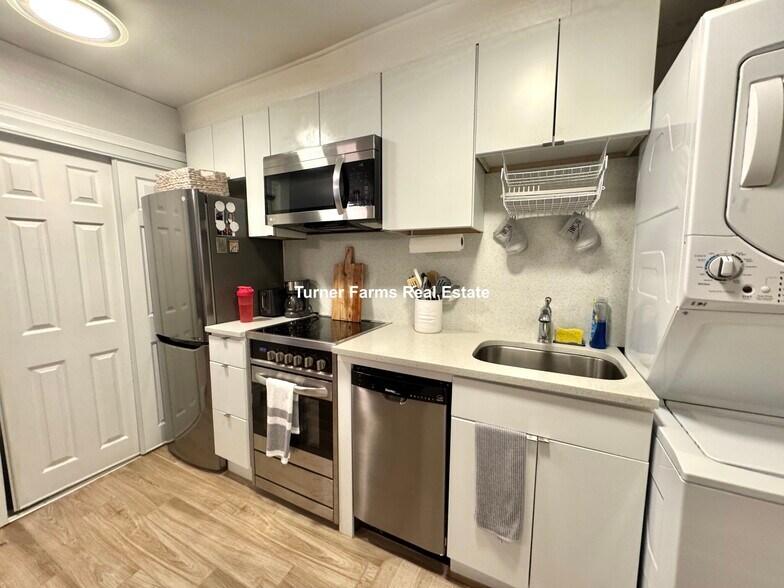 Building Photo - 91 Hudson St