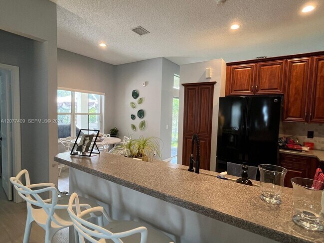 Building Photo - 761 Tanglewood Cir