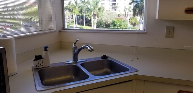 Building Photo - 6047 Bahia Del Mar Blvd S
